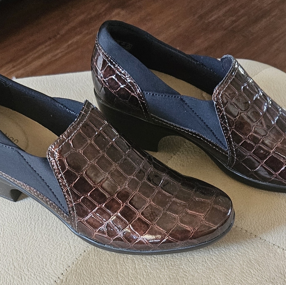 Clarks 8 1/2 N Elegant Crocodile Pattern Heels in Brown and Black